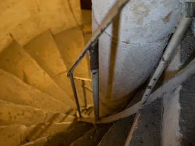 Con fatica cominciamo cos� a inerpicarci, aiutati nella salita da un ingegnoso corrimano in ferro degli anni 20 del 900 che affianca tutto il percorso della scala